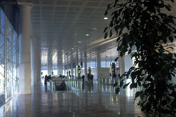 Imatge de l'interior de la terminal de l'aeroport del Prat construïda per les Olímpiades de 1992 i dissenyada per Ricard Bofill
